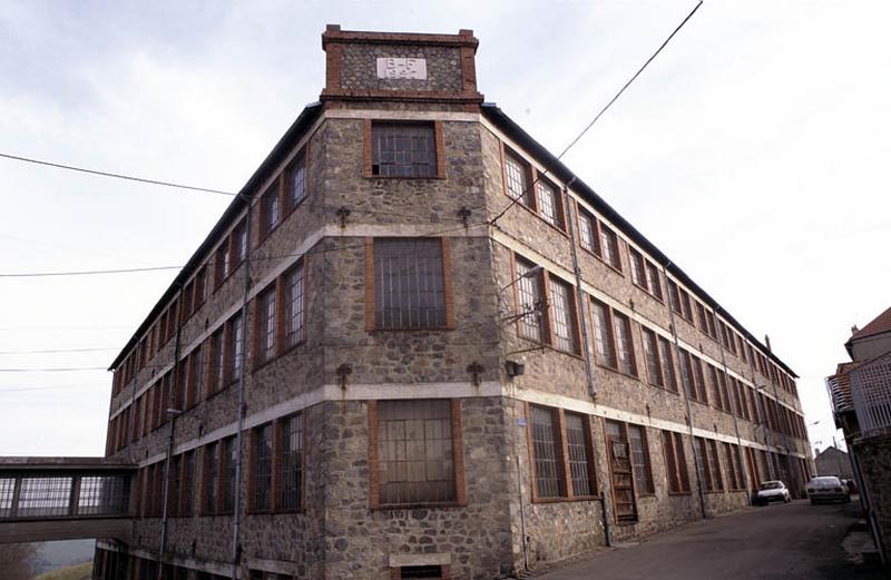 Façades sur rue, angle.