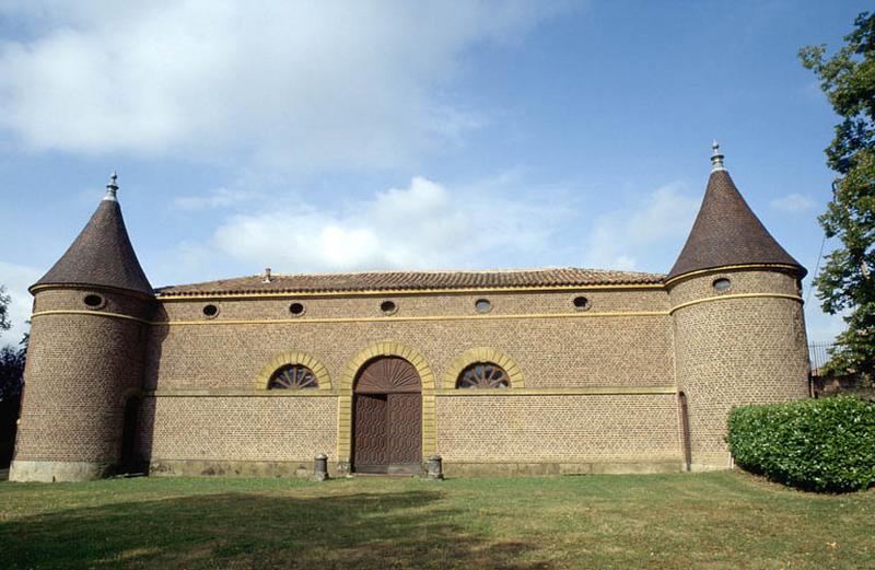 Façade communs ou écuries.