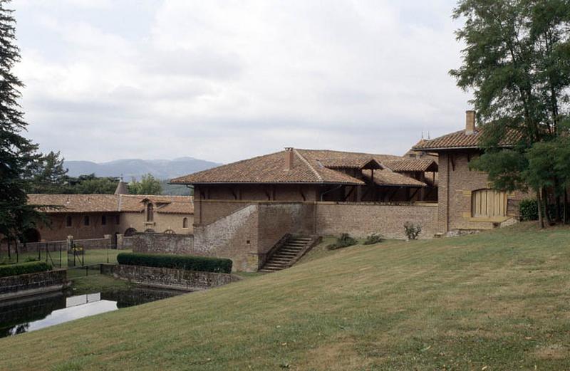 Vue générale des bâtiments et serve.