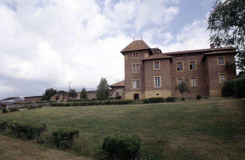 Vue latérale, plus potager et serre.