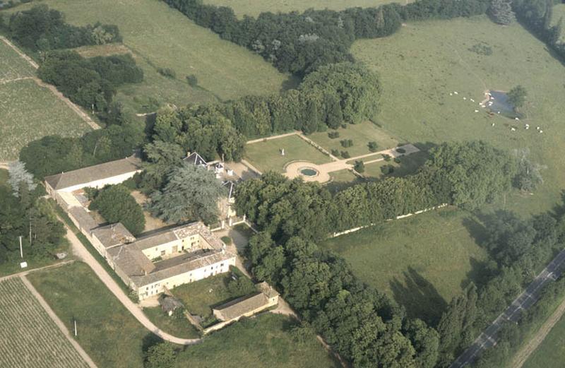 Vue aérienne, château, communs et jardins.