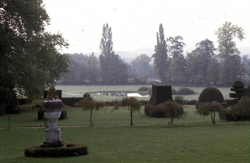 Jardins et bassin.