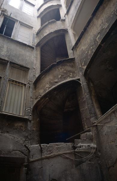 Cour intérieure, cage d'escalier.