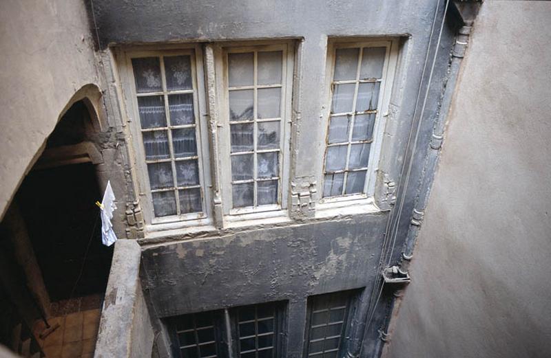 Cour intérieure, détail façade, fenêtres.