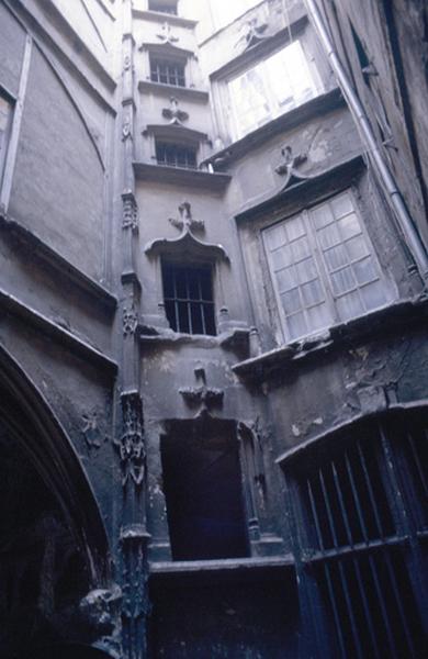 Tour d'escalier de la cour d'Ouest.