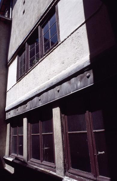 Seconde cour intérieure, détail façade, fenêtres.