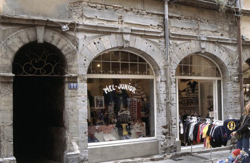 Façade sur Rue Saint-Jean, rez-de-chaussé.