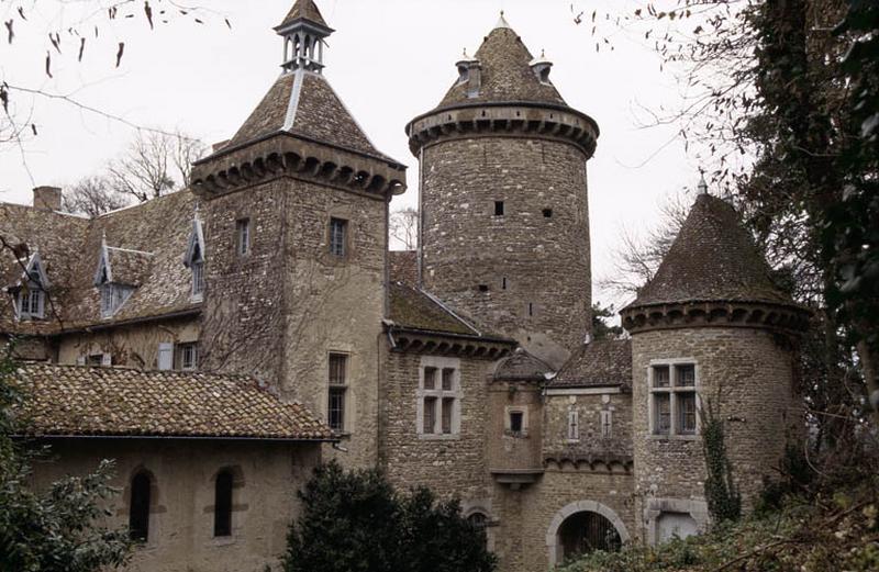 Façade Est et chapelle.