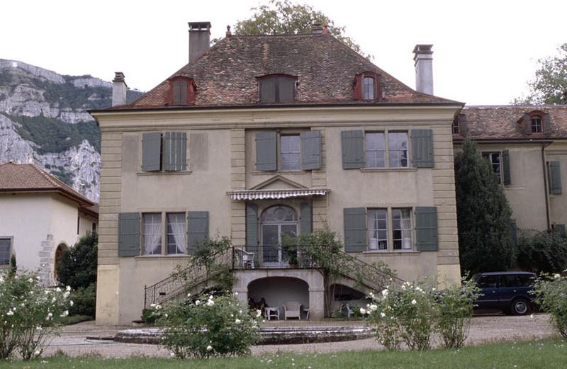 Façade principale avec double escalier.