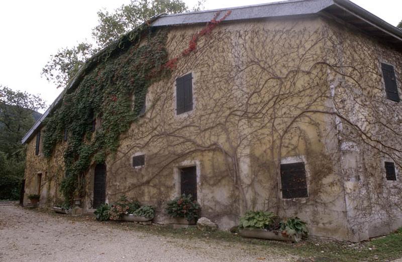 Commun, façade postérieure.