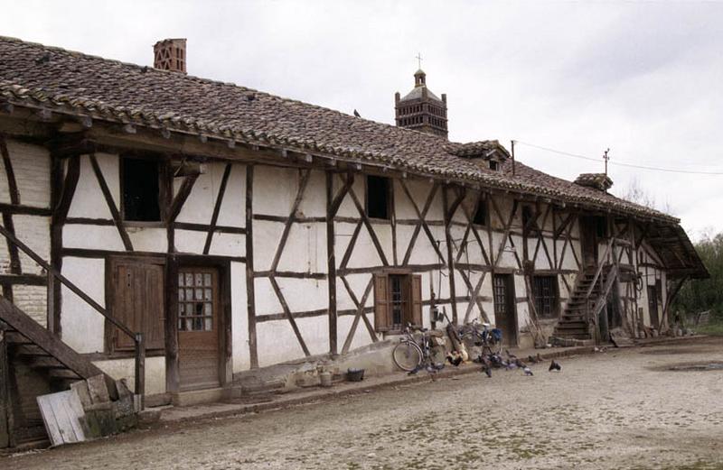 Façade sur cour, avec colombages.