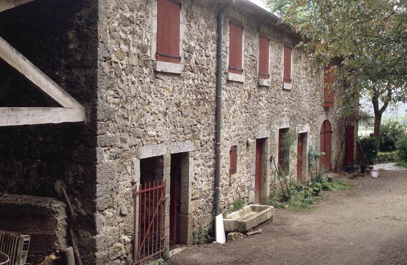 Communs, façade sur cour.