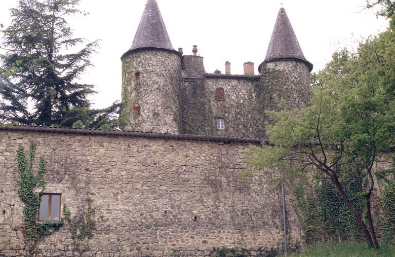 Communs, revers des murs extérieurs.