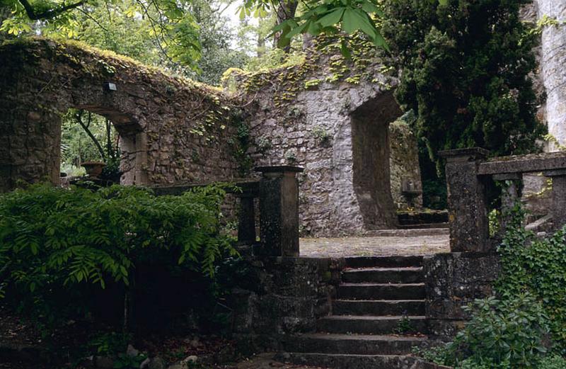 Cour (vestige d'anciennes constructions)