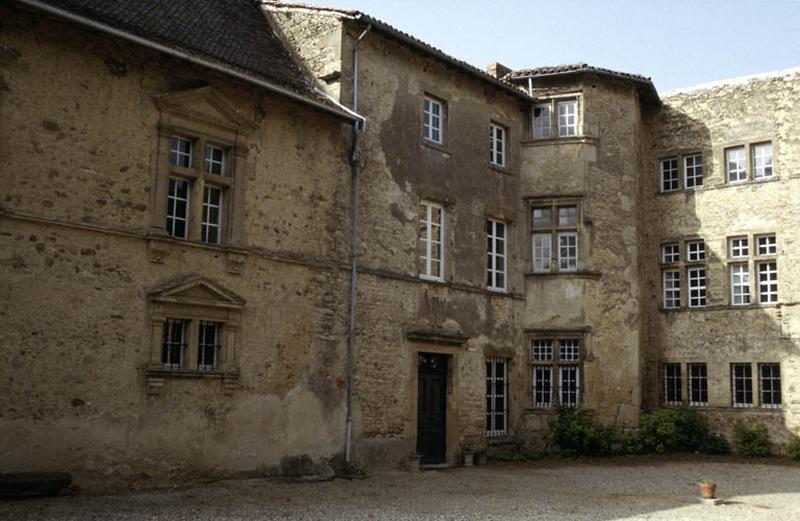 Façades sur cour.