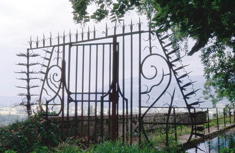 Grille en fer forgé.