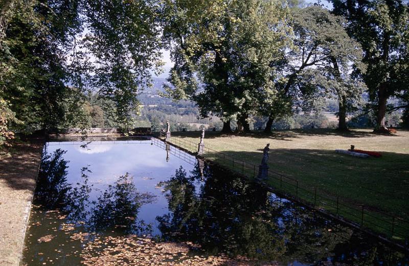 Statues et bassin.