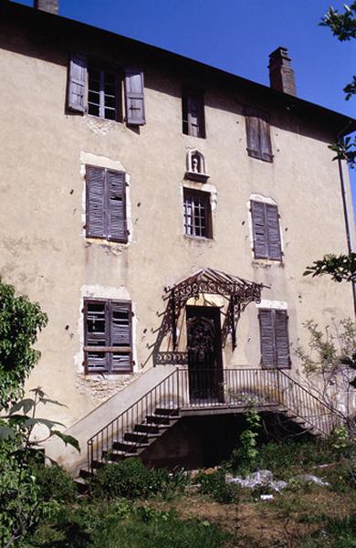 Façade sur jardin et escalier.