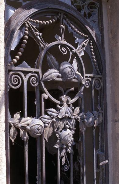 Détail façade, fenêtre, ferronerie et vitraux.