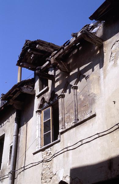 Détail façade, fenêtres trilobées et fenêtres mansardées.