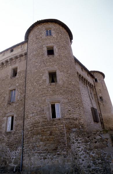 Tour d'angle ronde.