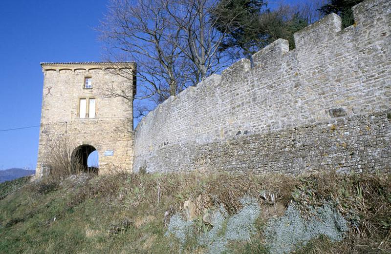 Tour-porche Sud et enceinte du château Sud-Est.