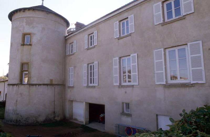 Aile Nord, façade extérieure droite et tour ronde.