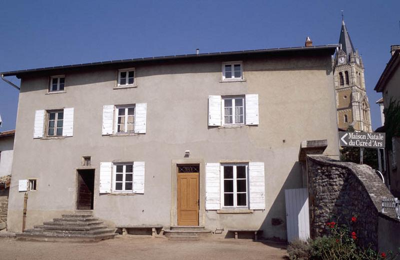 Façade Sud, sur cour.