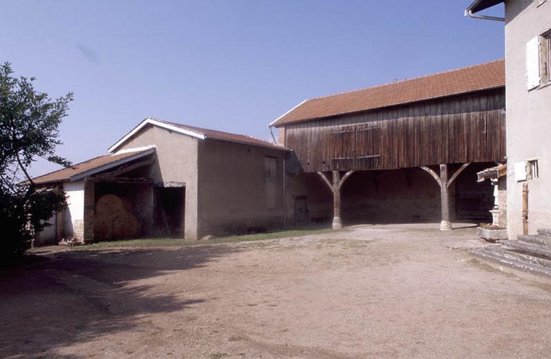 Communs, façades sur cour.