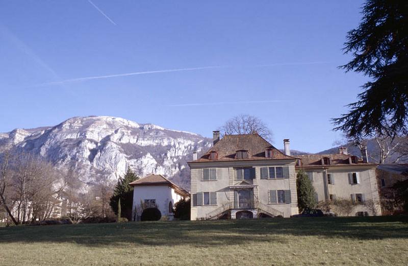 Façade principale, vue depuis les jardins.