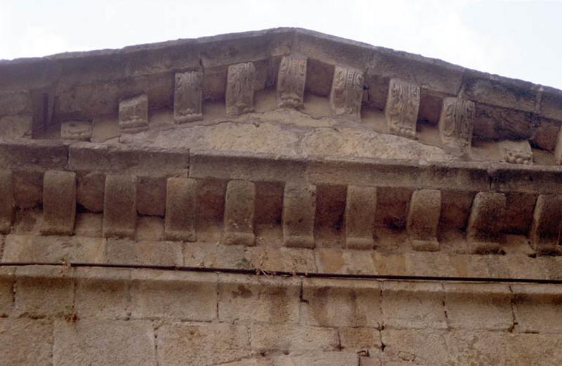 Détail du fronton du portail d'entrée.