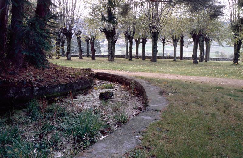 Alimentation en eau de la cour des communs.