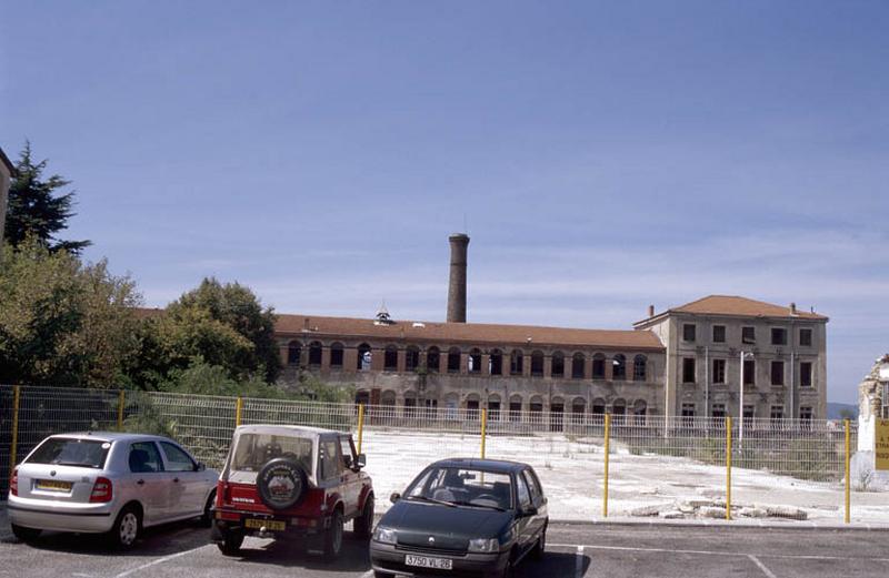 Bâtiment Principal avec cheminée.