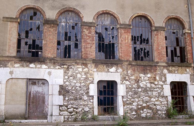 Bâtiment principal, détail façade sur cour, fenêtres.