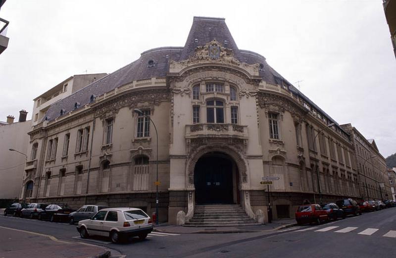 Entrée et façades sur rue, angle Nord-Est.