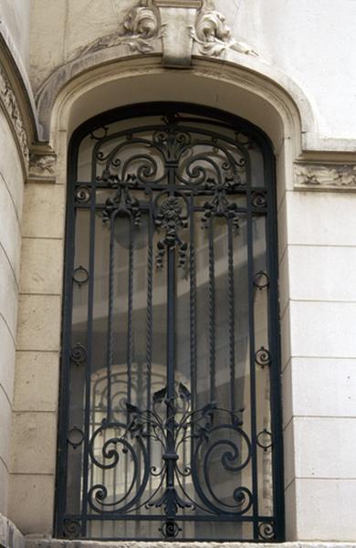 Détail façade, fenêtre avec grille en fer.