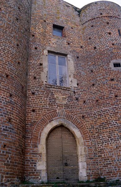 Façade Est, porte d'entrée cloutée.