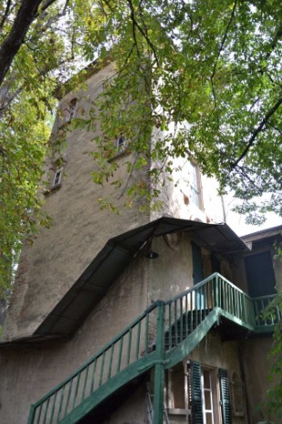 Escalier extérieur de la tour