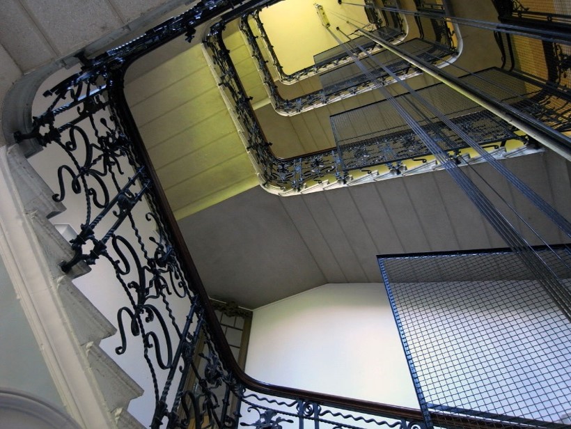 Cage d’ascenseur et escalier vue du bas