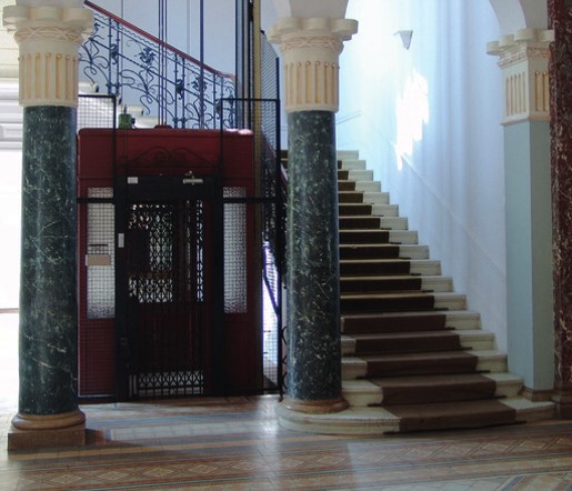 Cage d’ascenseur et escalier vue du hall