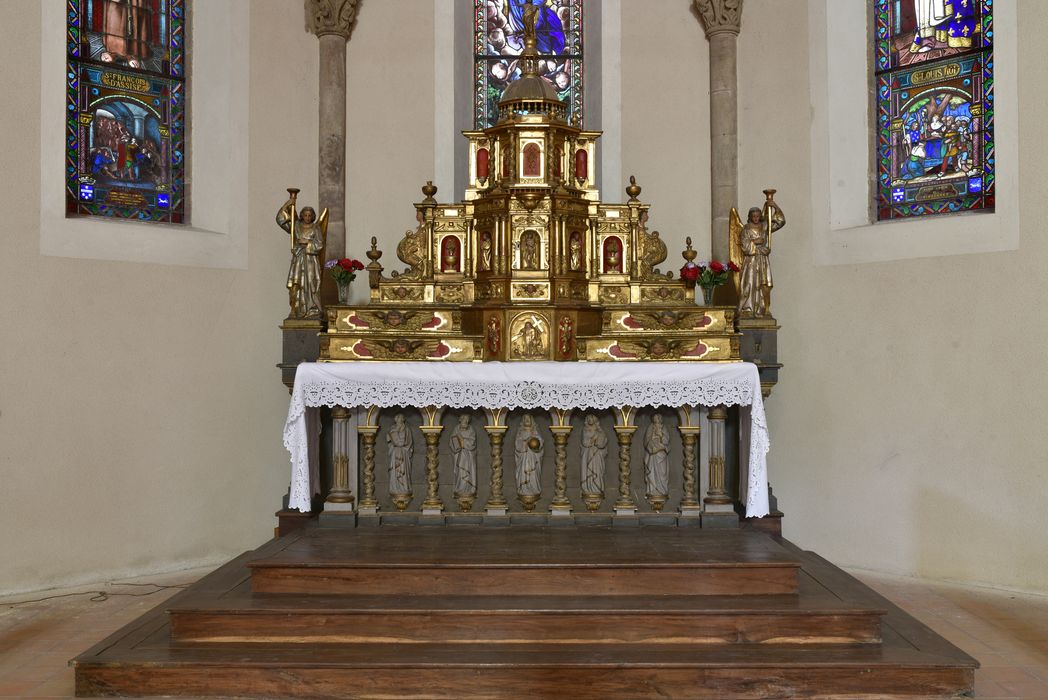 autel, tabernacle et deux statues, vue générale - ® Ministère de la Culture (France), Direction Régionale des Affaires Culturelles d’Auvergne-Rhône-Alpes – Tous droits réservés