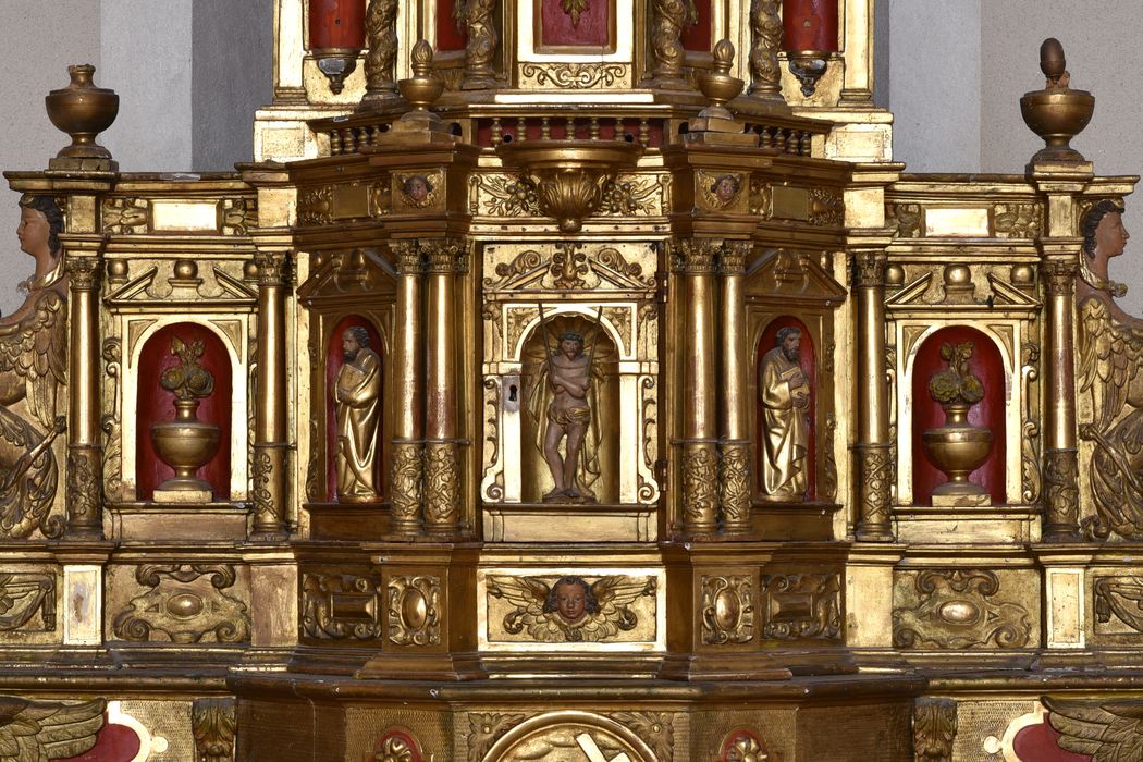autel, tabernacle et deux statues, détail - ® Ministère de la Culture (France), Direction Régionale des Affaires Culturelles d’Auvergne-Rhône-Alpes – Tous droits réservés