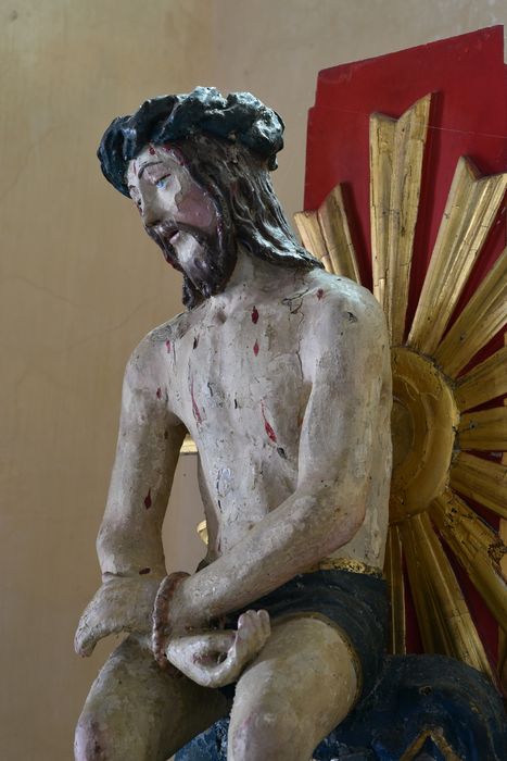 statue : Christ souffrant, vue partielle