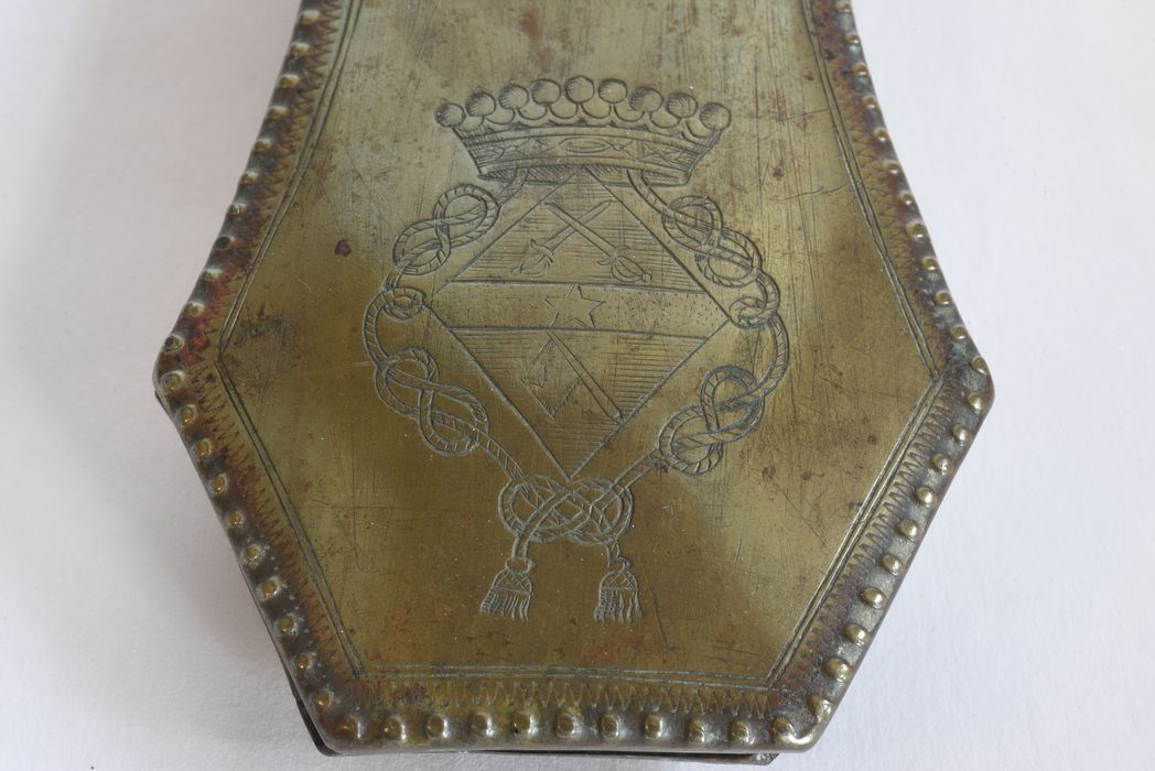 râpe à tabac, détail des armoiries