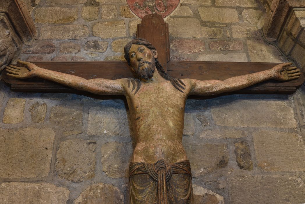 statue : Christ en croix, dit Christ à cotillon, vue partielle