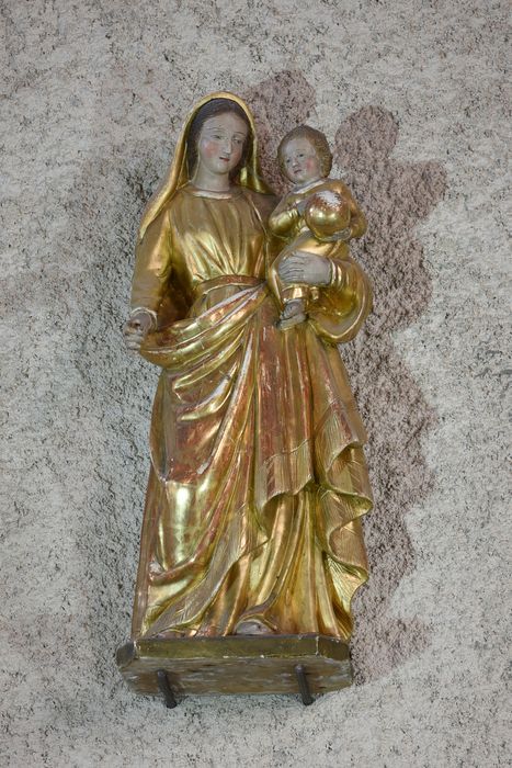 statue : Vierge à l'Enfant tenant le globe terrestre, vue générale - ® Ministère de la Culture (France), Direction Régionale des Affaires Culturelles d’Auvergne-Rhône-Alpes – Tous droits réservés