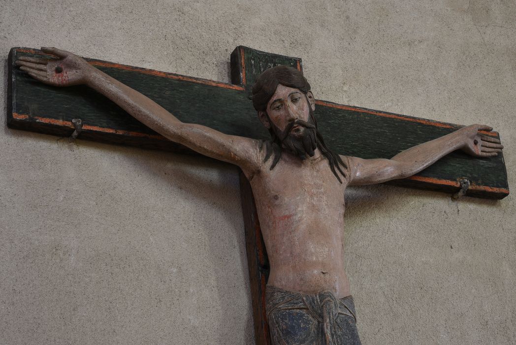 statue : Christ en croix, vue partielle