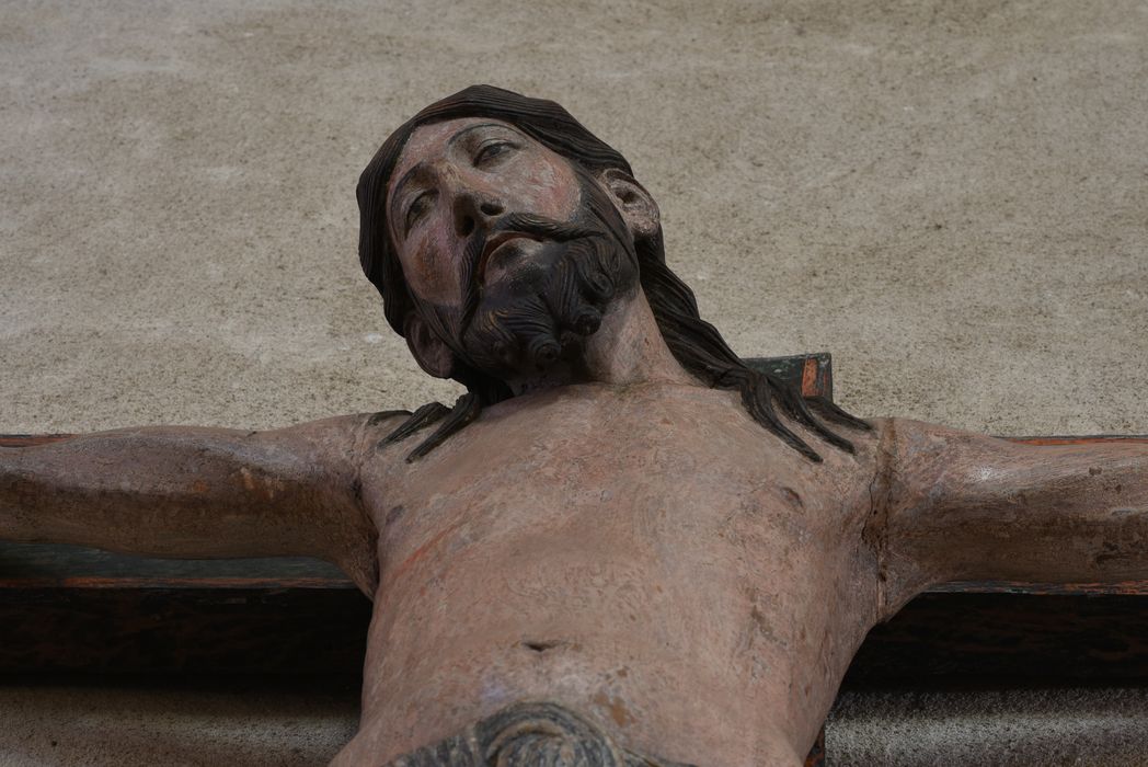 statue : Christ en croix, vue partielle