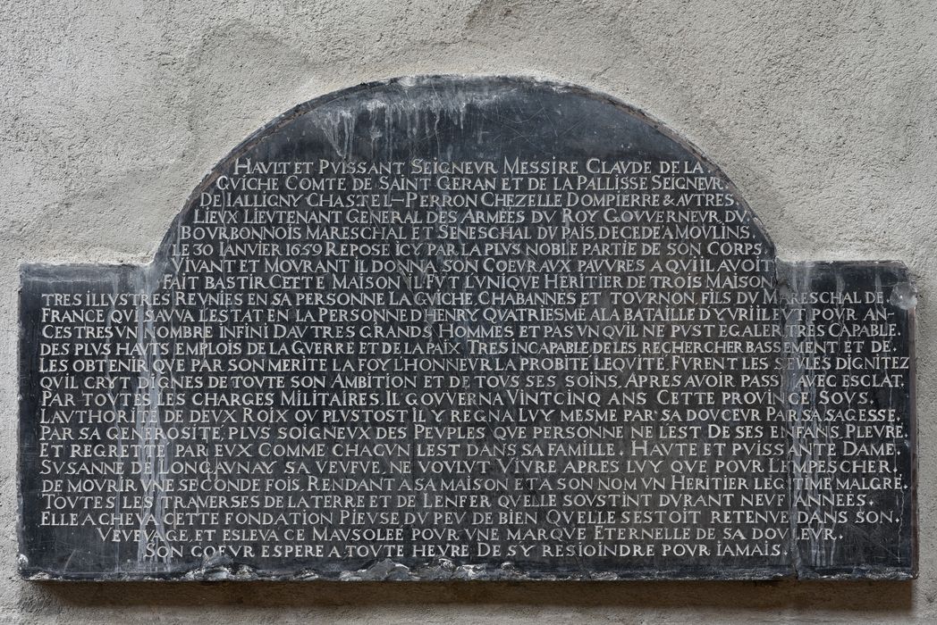 plaque funéraire de Claude de la Guiche, vue générale - © Ministère de la Culture (France), Direction Régionale des Affaires Culturelles d’Auvergne-Rhône-Alpes – Tous droits réservés