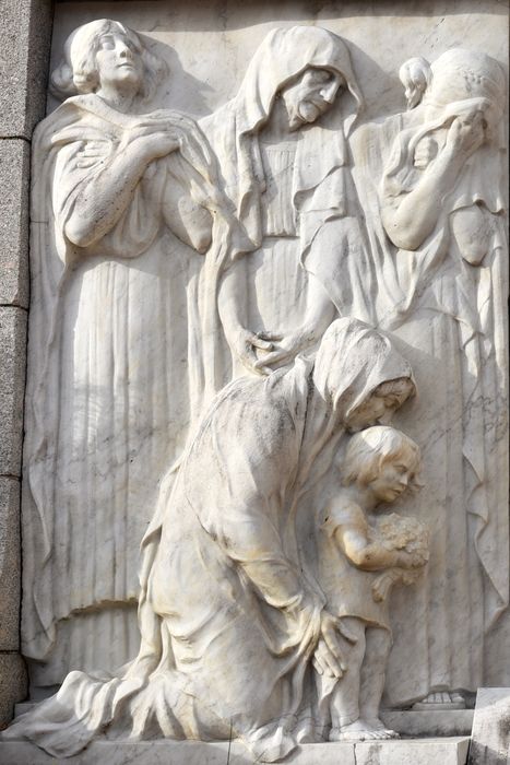 Monument aux morts : groupe de gauche des femmes éplorées, vue générale